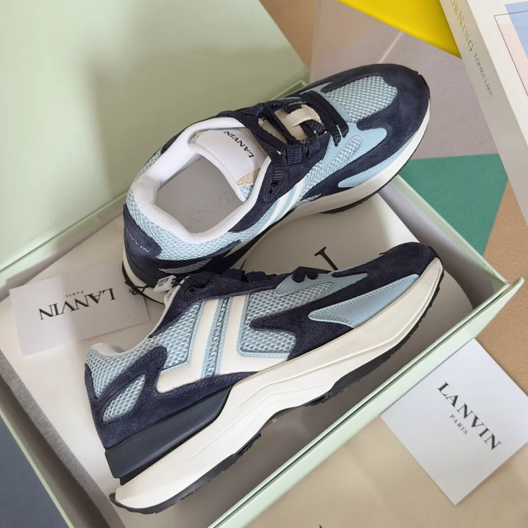 Top version: Couple model 290 Lanvin Lanvin's latest Jla series Couple model Mesh Thick sole Casual sports shoes Running shoes Original purchase, development and production This men's and women's sports shoes are light and comfortable, and the mesh design makes the uppers lighter. They are not afraid of stuffy feet, and the shoes look fashionable when paired with skirts and trousers. The upper is decorated with LANVIN's classic •J logo. The curved lines pay tribute to the circular element of the LANVIN logo, showing the brand's ingenuity. This shoe combines sports, fashion and craftsmanship. The delivery counter has exquisite packaging 🛍📦 ▪️ Fabric: Original customized mesh + cowhide ▪️ Lining: Original imported breathable mesh ▪️ Sole: Exclusive molded foam + TPU material ▪️ Bottom thickness: 4CM ▪️ Size: Women's 35-41 / Men's 39-45